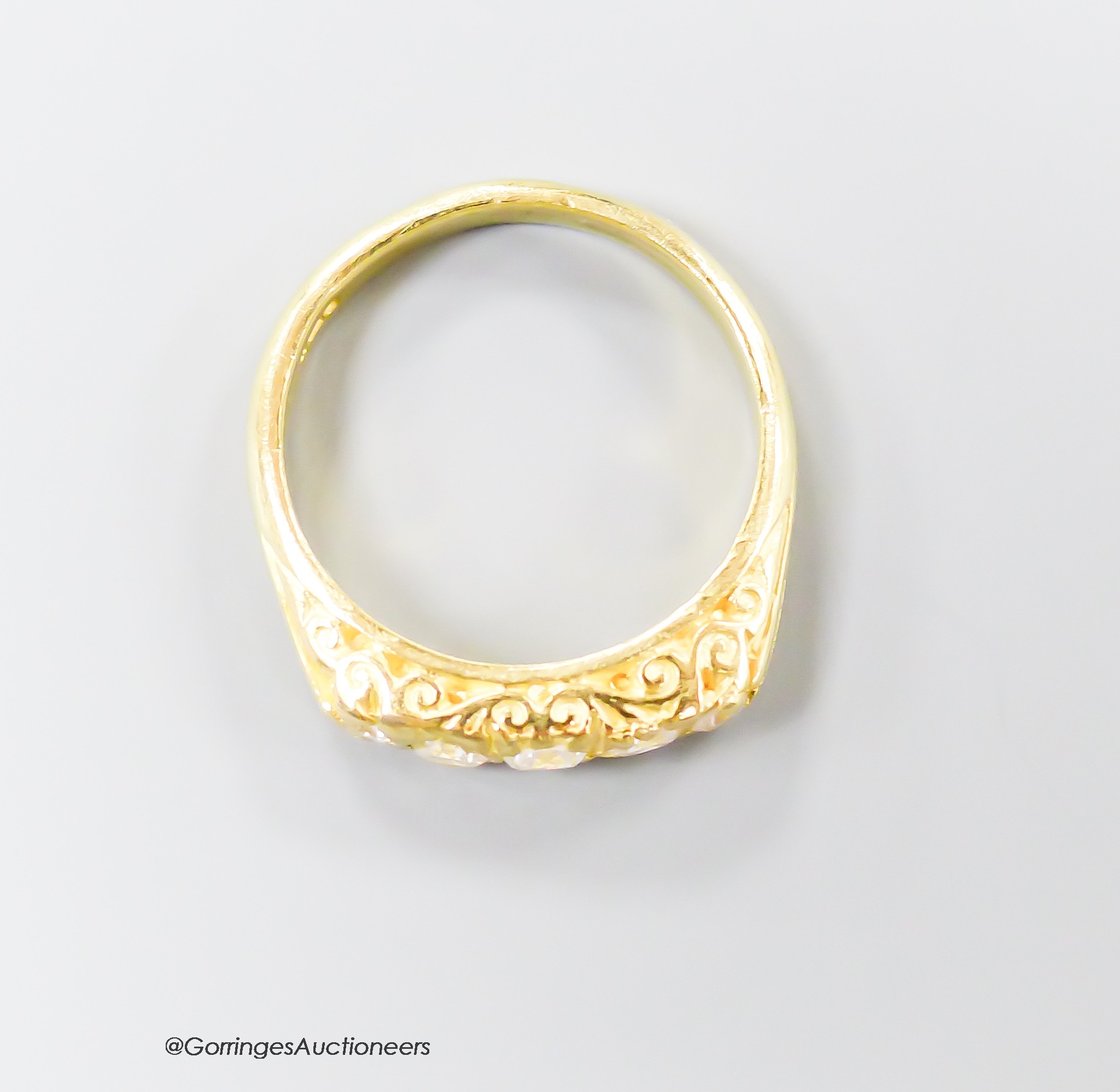 A modern Victorian style 18ct gold and graduated five stone diamond ring, size N, gross 5.3 grams.